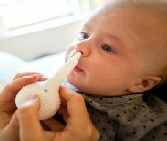 العناية بنظافة أنف الرضيع 